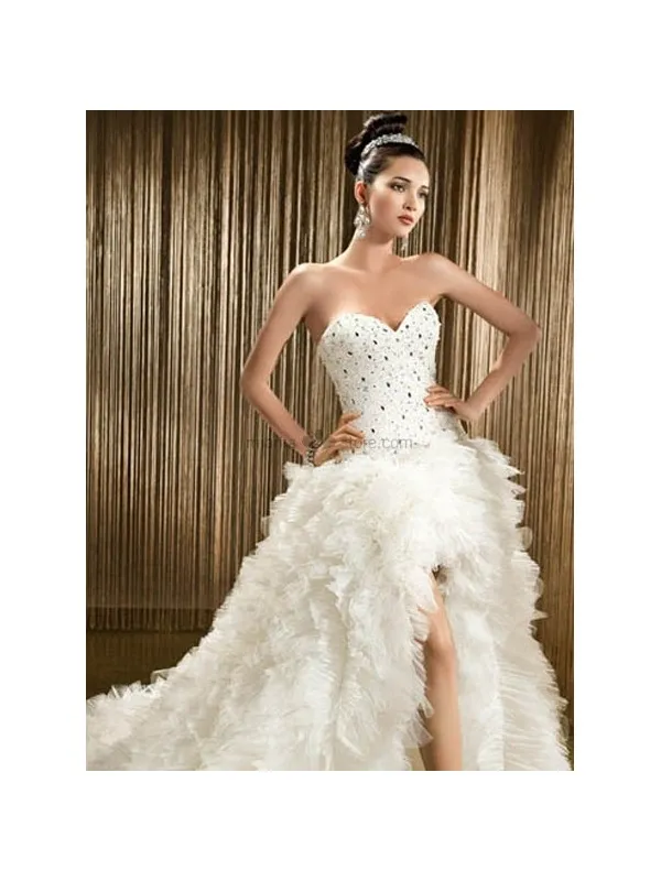 Abito da sposa asimmetrico corto avanti lungo dietro con gonna ampia
