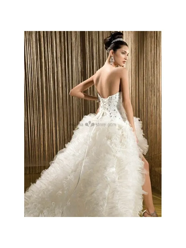 Abito da sposa asimmetrico corto avanti lungo dietro con gonna ampia
