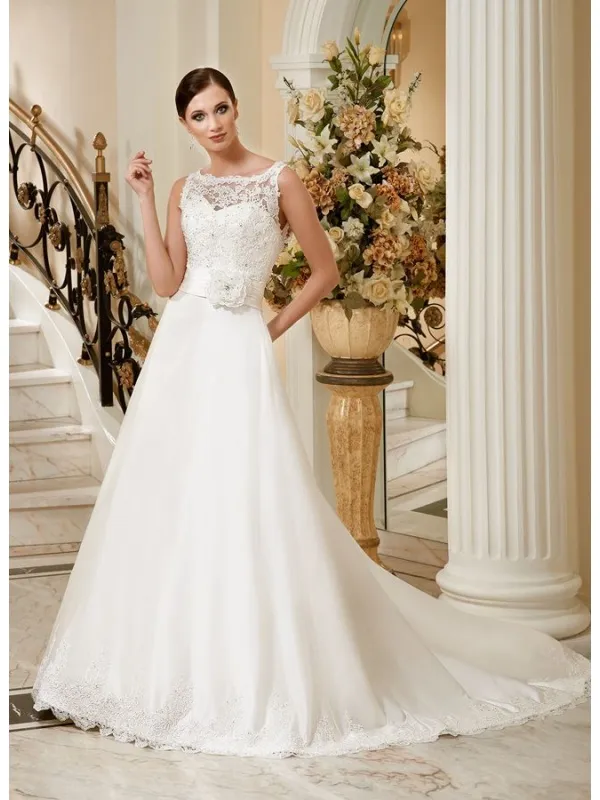 Abito da Sposa con gonna di Raso semplice e corpetto di Pizzo con scollatura illusione