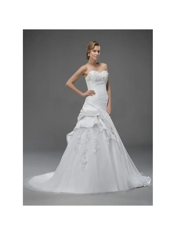 Abito da sposa mezza sirena aderente fino ai fianchi con gonna ampia in tulle