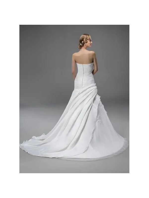 Abito da sposa mezza sirena aderente fino ai fianchi con gonna ampia in tulle