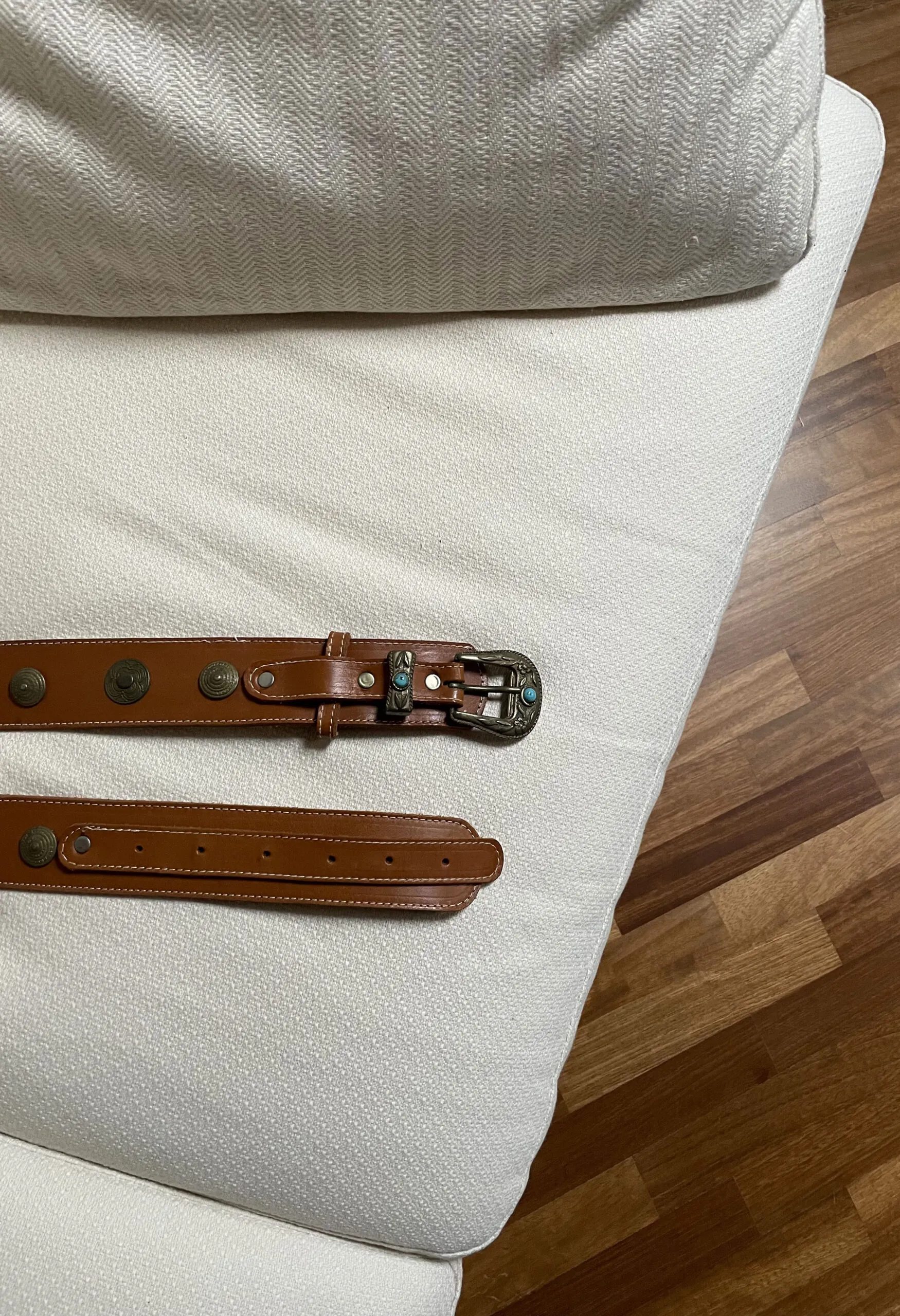 Cintura vintage in cuoio con turchesi e dettagli metallici