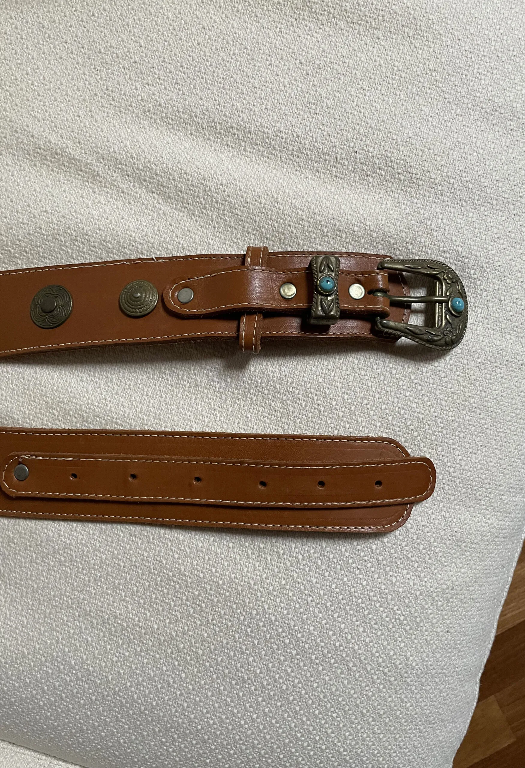 Cintura vintage in cuoio con turchesi e dettagli metallici