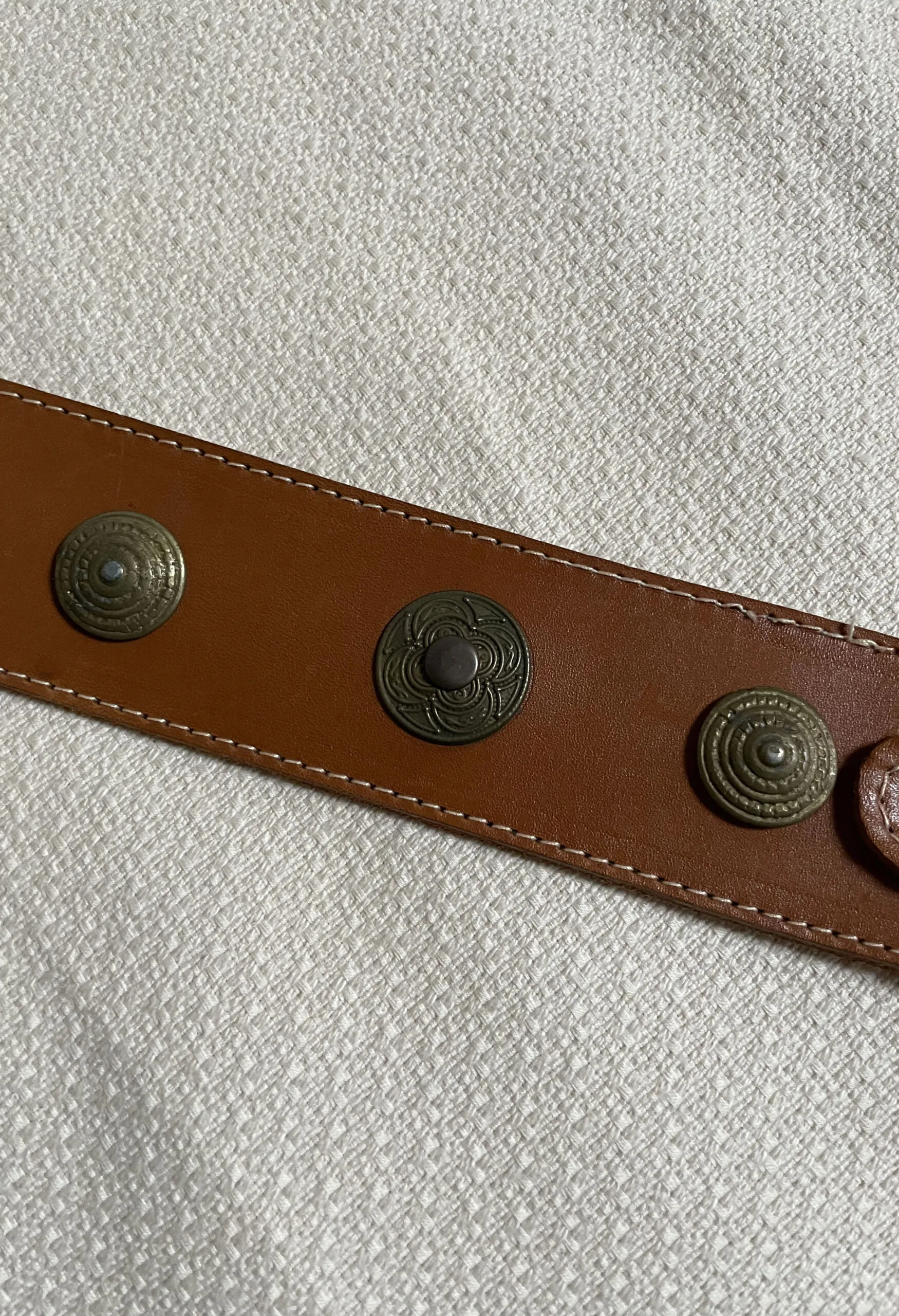 Cintura vintage in cuoio con turchesi e dettagli metallici