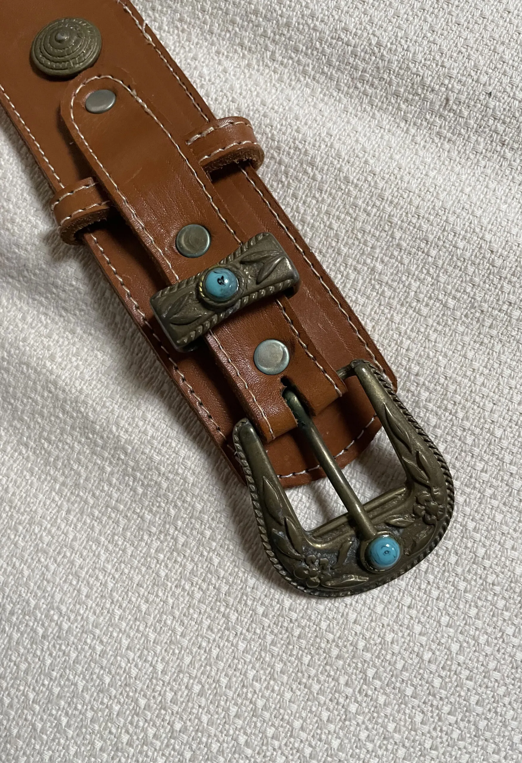 Cintura vintage in cuoio con turchesi e dettagli metallici