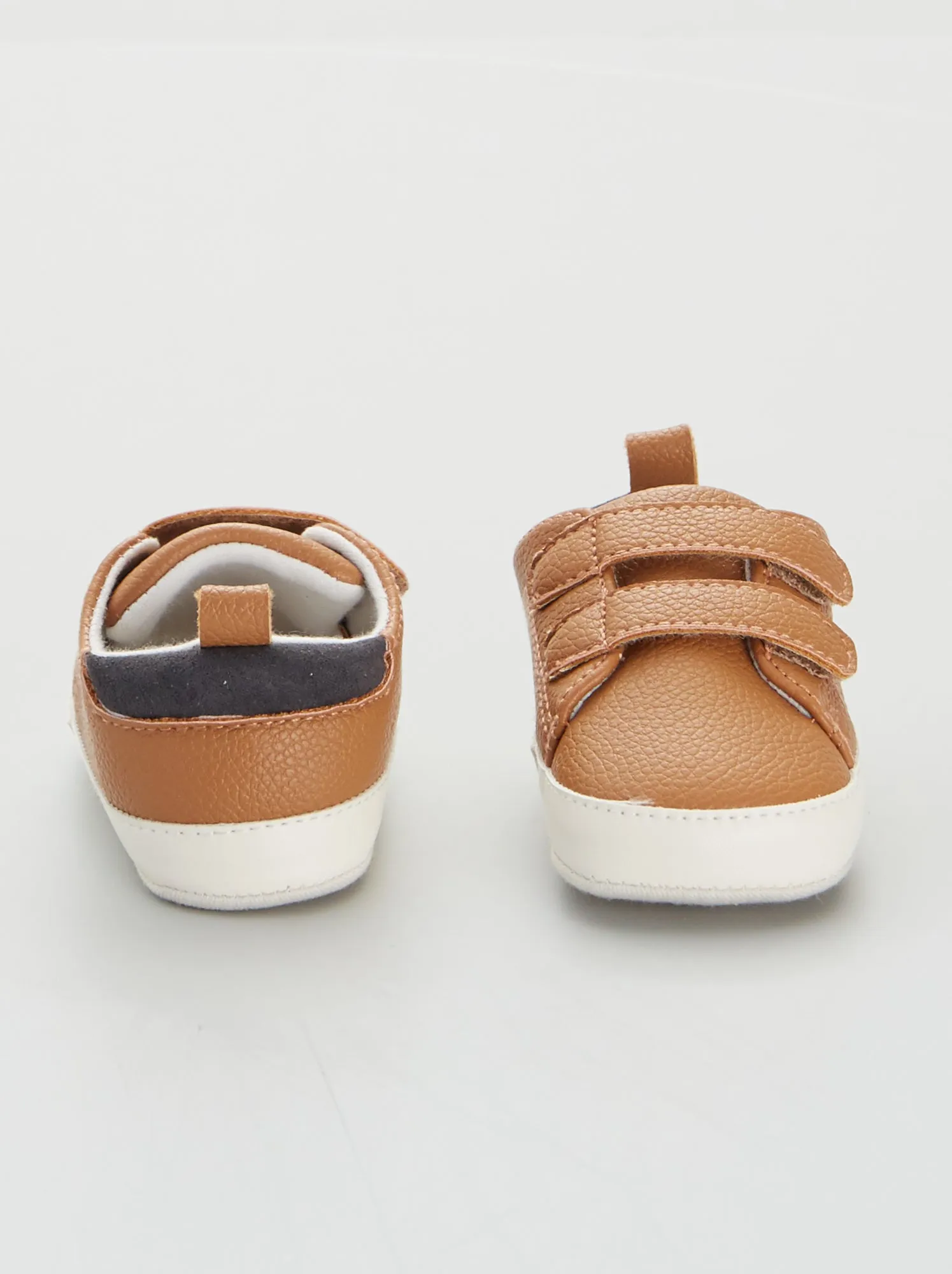 Scarpe da ginnastica bicolori a strappo - MARRONE
