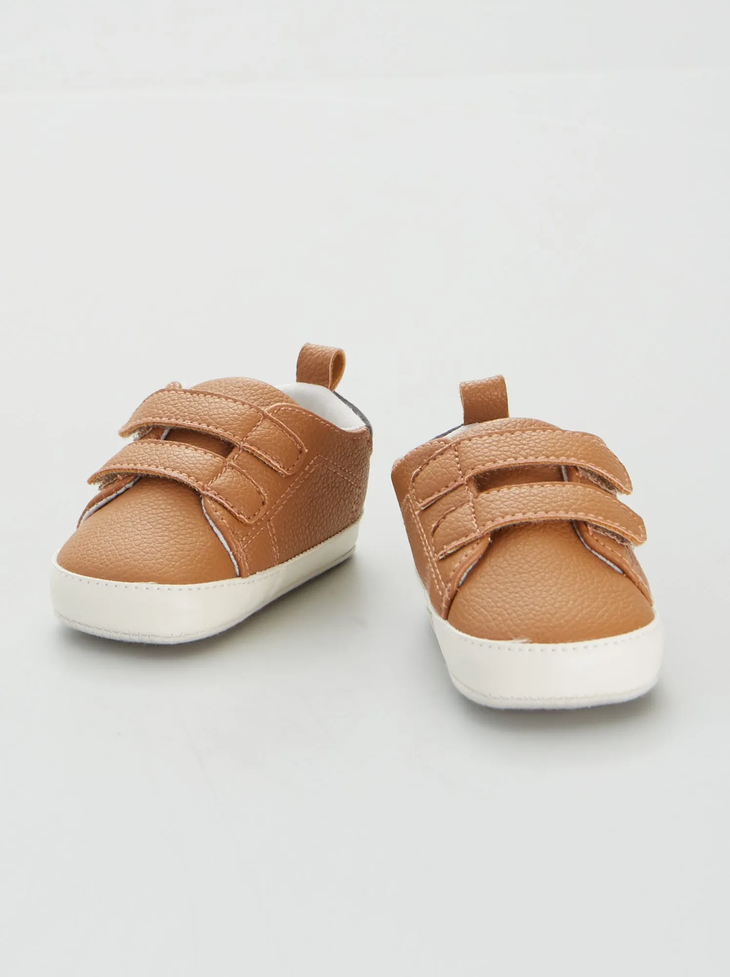 Scarpe da ginnastica bicolori a strappo - MARRONE