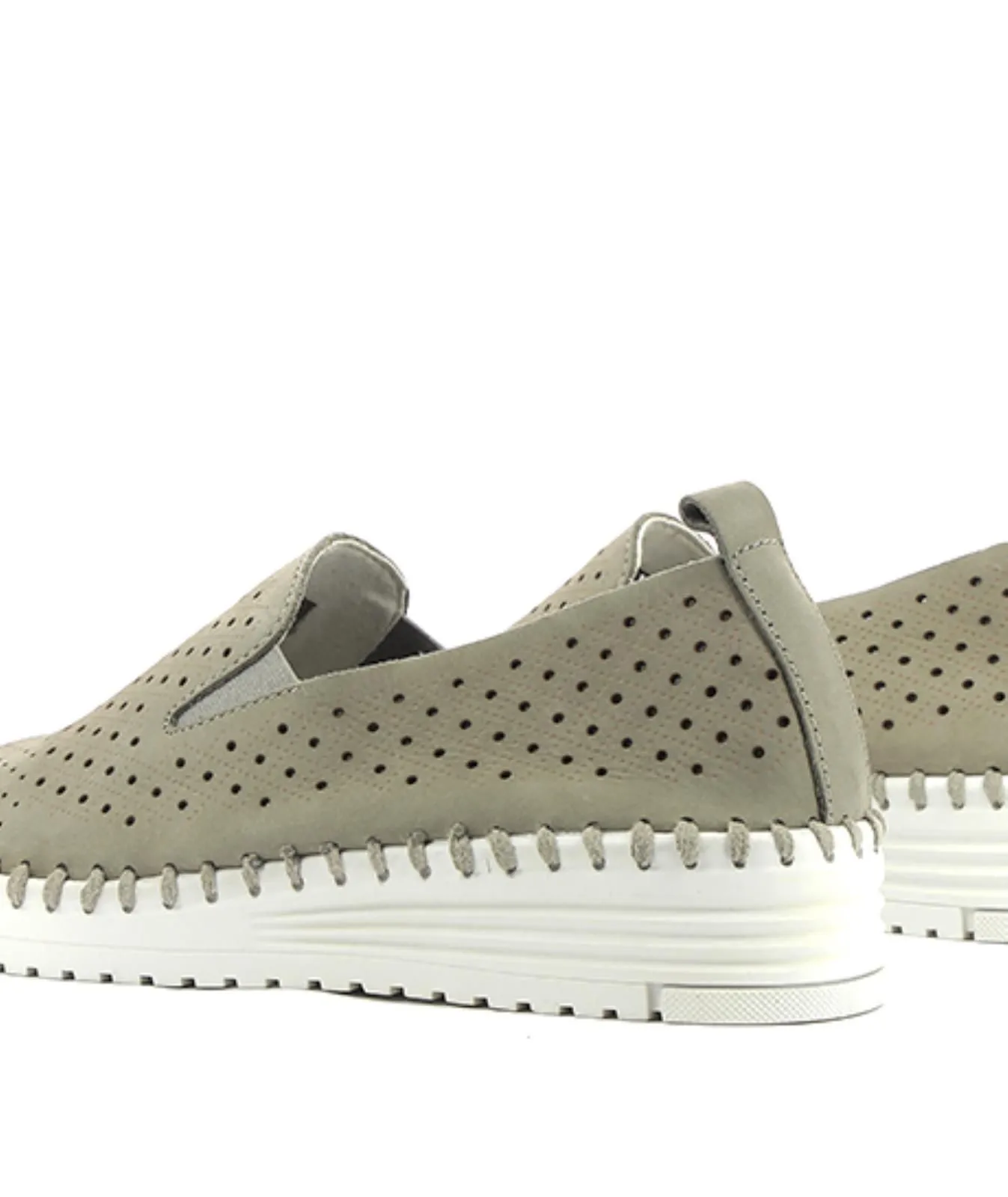 Slip-on beige con dettagli traforati