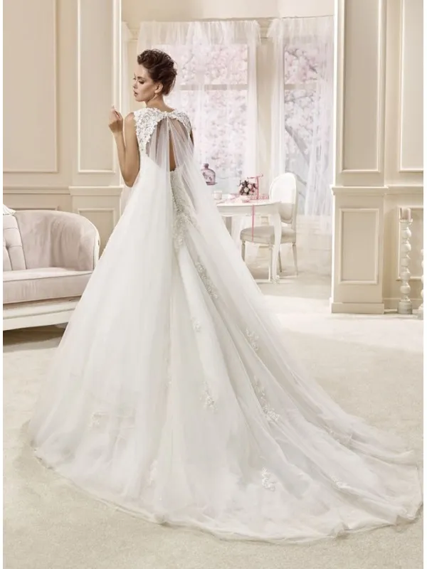 Vestito da Sposa con corpetto in pizzo fasciante sui fianchi e gonna ampia